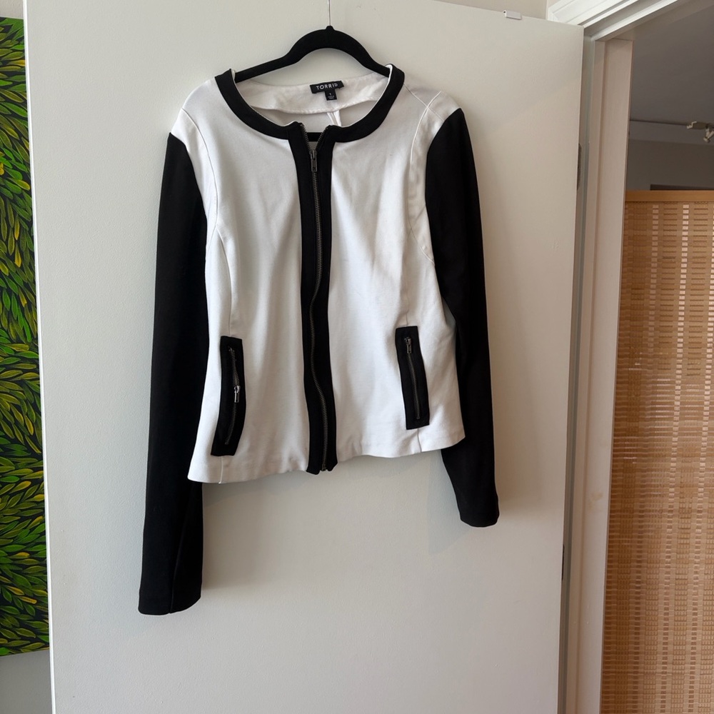 Torrid Black and White Contrast Zip-Up Top